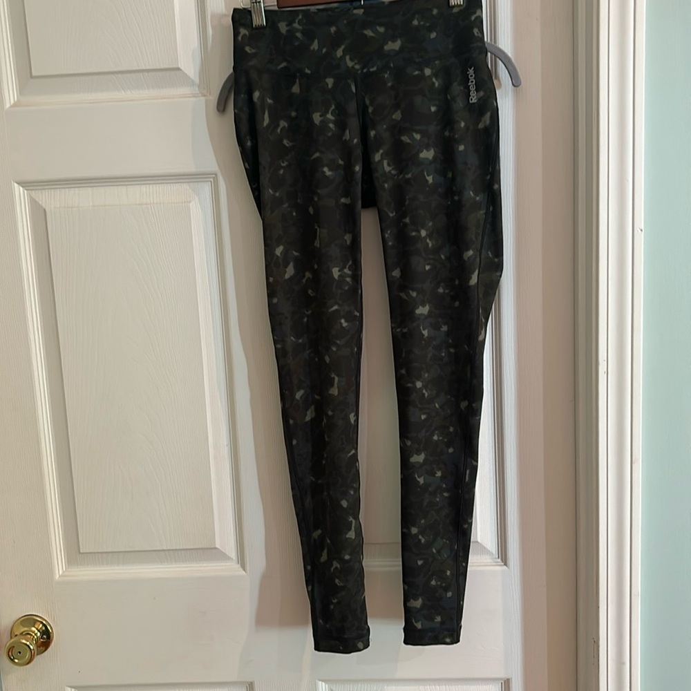 Reebok Camo Green Leggings. Size Small